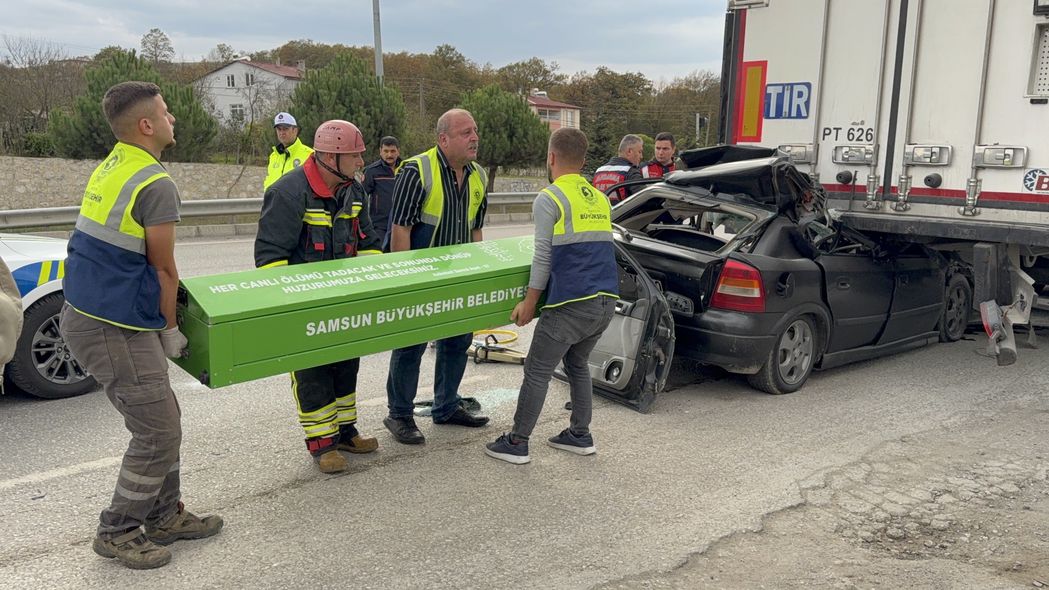 Güvenlik Kamerasına Yansıyan Feci Kaza Genç Sürücü Tırın Altında Can Verdi (12)-1