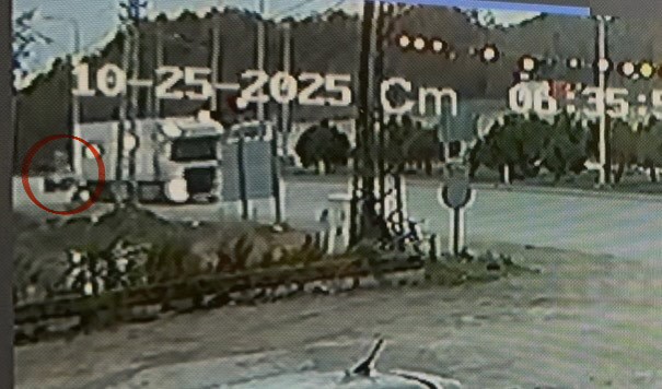 Güvenlik Kamerasına Yansıyan Feci Kaza Genç Sürücü Tırın Altında Can Verdi (3)