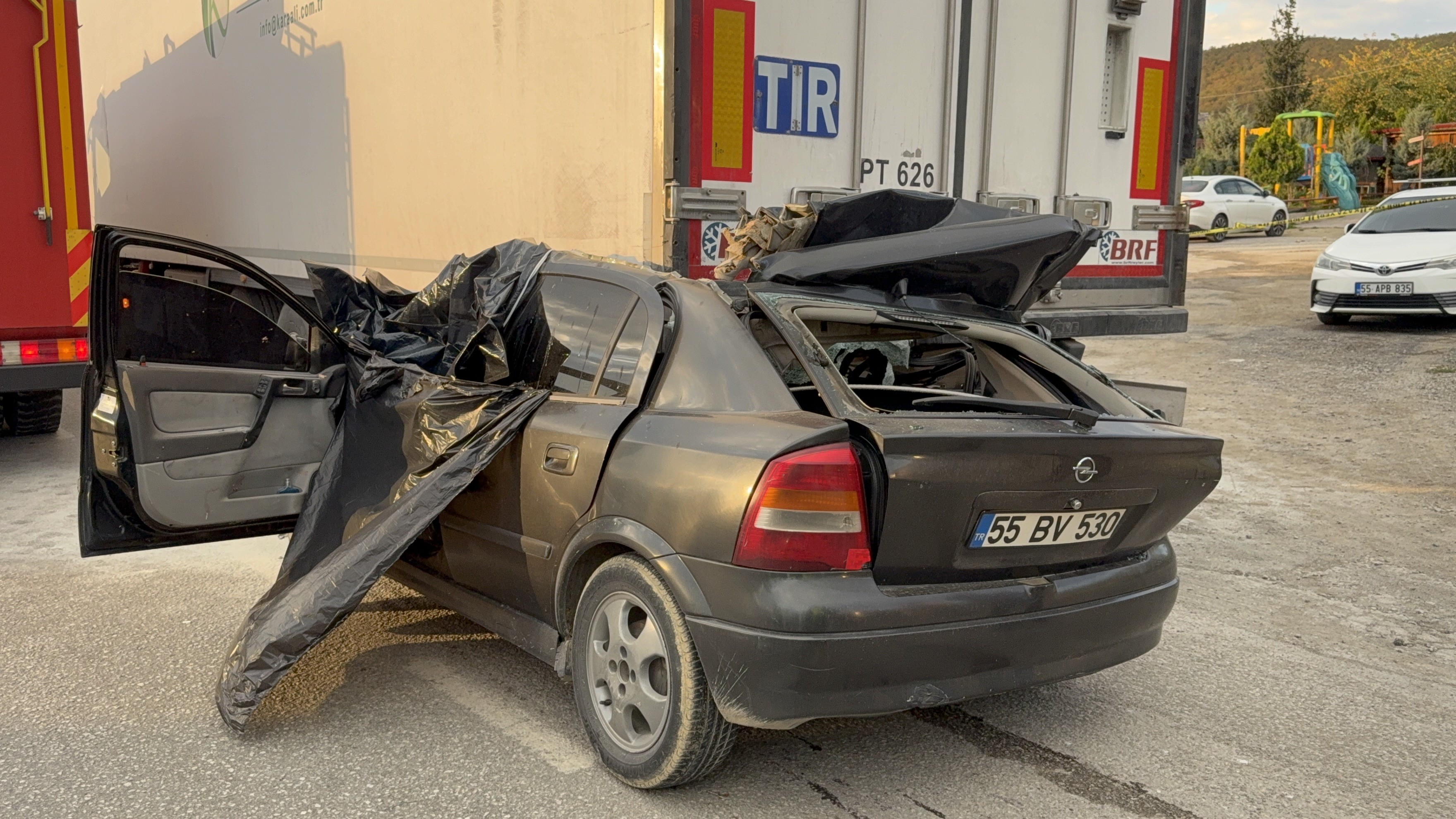 Güvenlik Kamerasına Yansıyan Feci Kaza Genç Sürücü Tırın Altında Can Verdi (4)