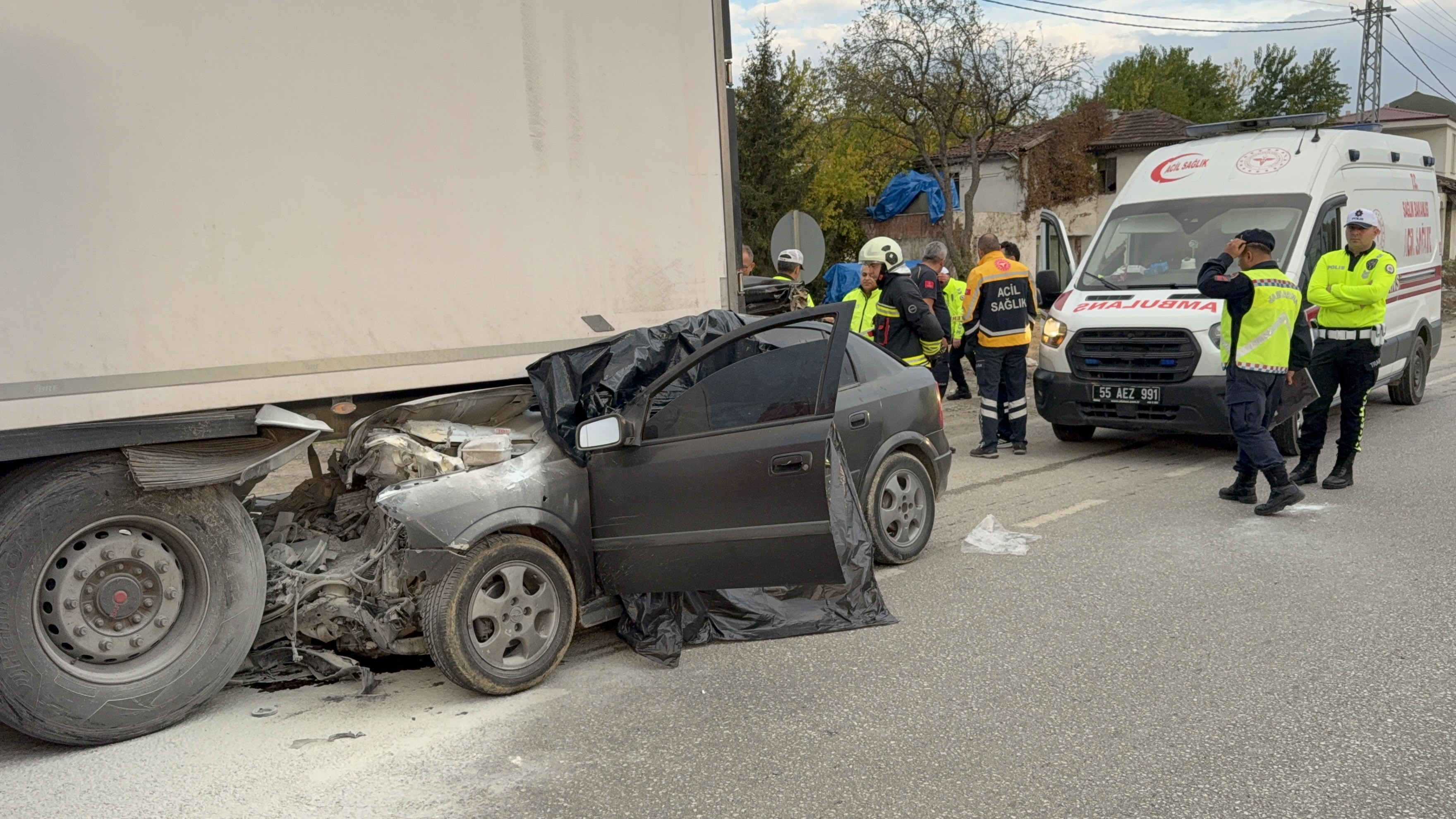 Güvenlik Kamerasına Yansıyan Feci Kaza Genç Sürücü Tırın Altında Can Verdi (6)