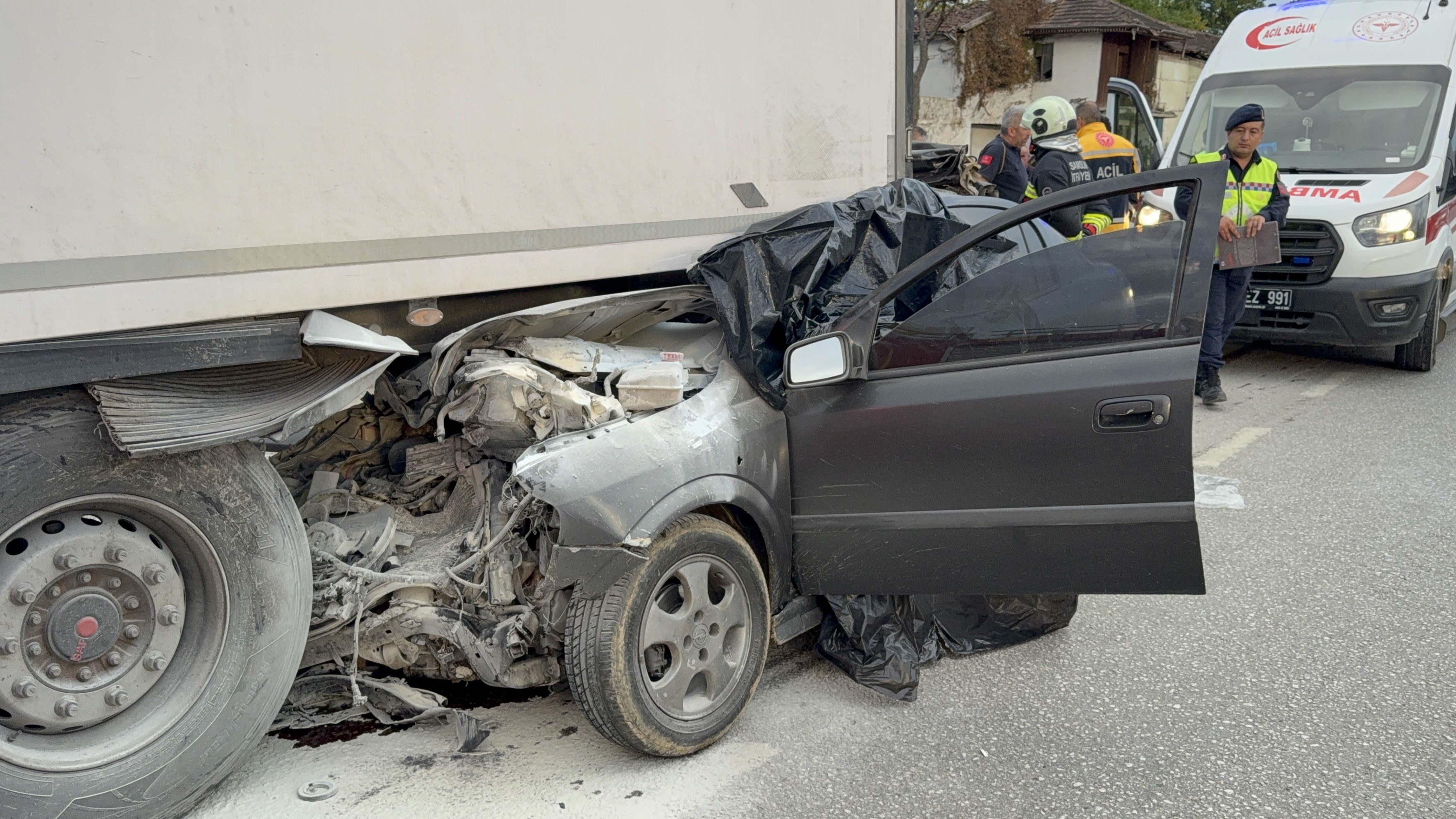 Güvenlik Kamerasına Yansıyan Feci Kaza Genç Sürücü Tırın Altında Can Verdi (7)-1