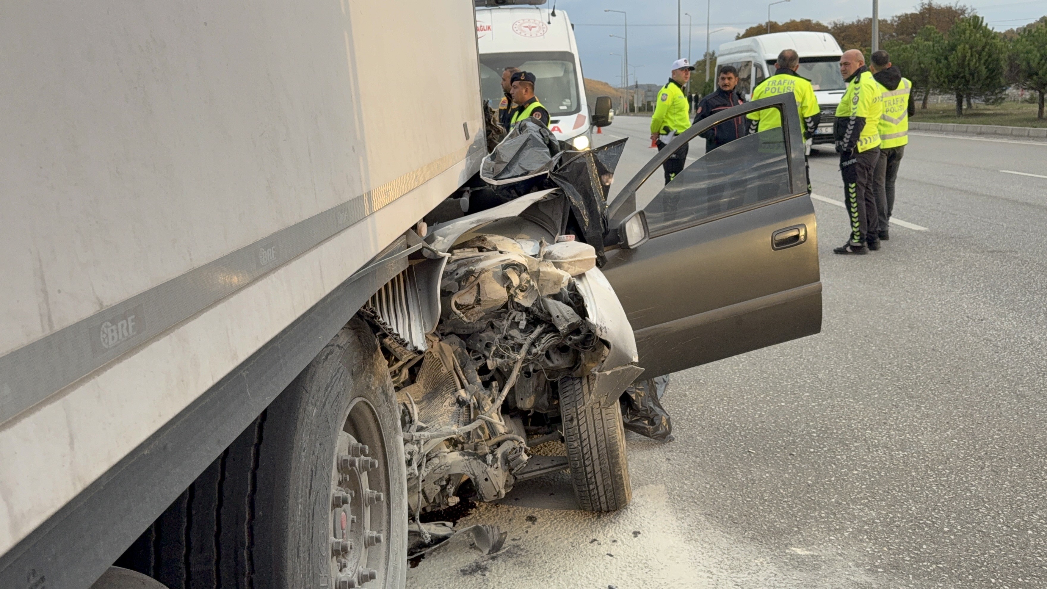 Güvenlik Kamerasına Yansıyan Feci Kaza Genç Sürücü Tırın Altında Can Verdi (8)-1