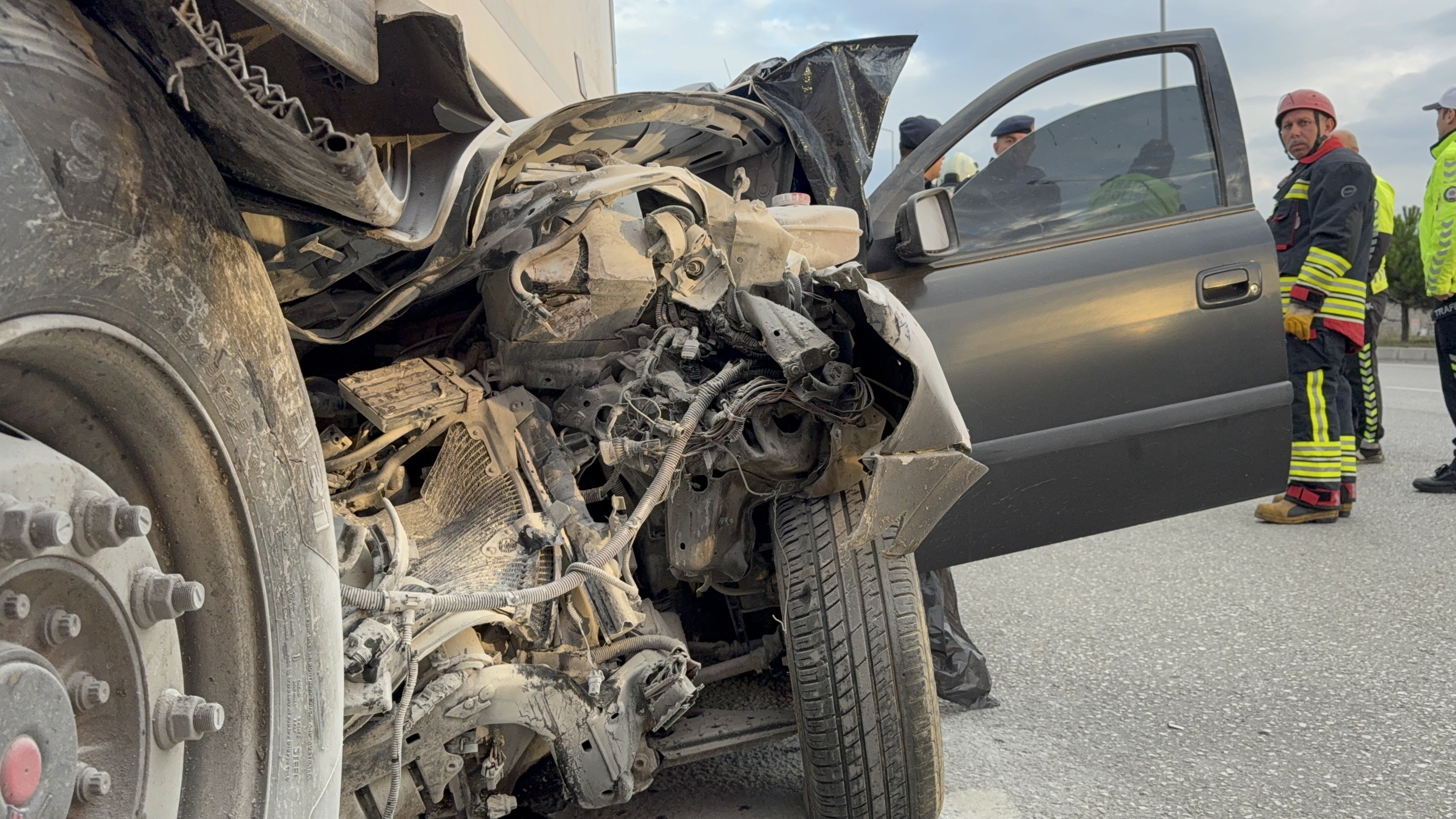 Güvenlik Kamerasına Yansıyan Feci Kaza Genç Sürücü Tırın Altında Can Verdi (9)-1