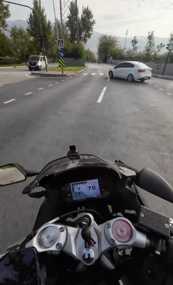 Hak Edene Hak Ettigini Vereceksin Sozleriyle Bakin Nasil Ofkesine Yenik Dustu Trafik O (2)