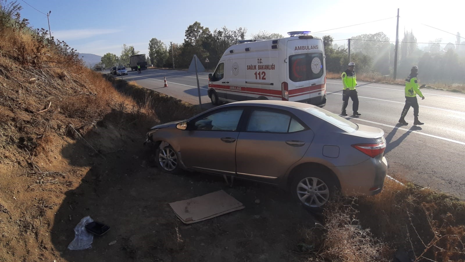 Hastaneye Giderken Ölüm! Araç Yamaca Çarptı, Yaşlı Kadın Hayatını Kaybetti (4)