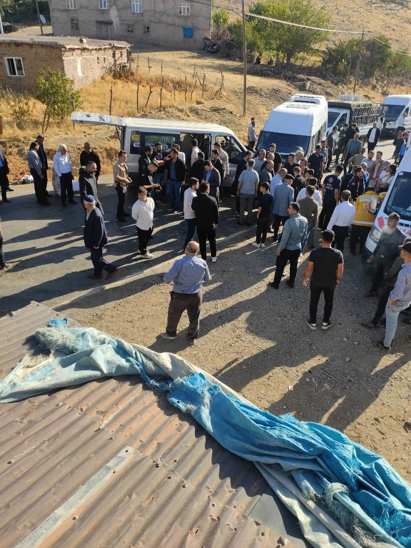 İki Servi Aracı Çarpıştı! 11 Kişi Yaralandı (1)-1