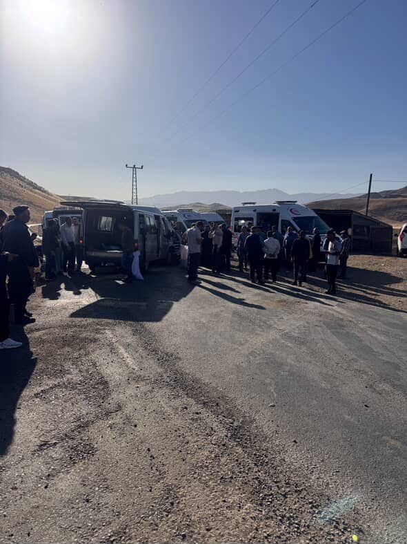 İki Servi Aracı Çarpıştı! 11 Kişi Yaralandı (2)