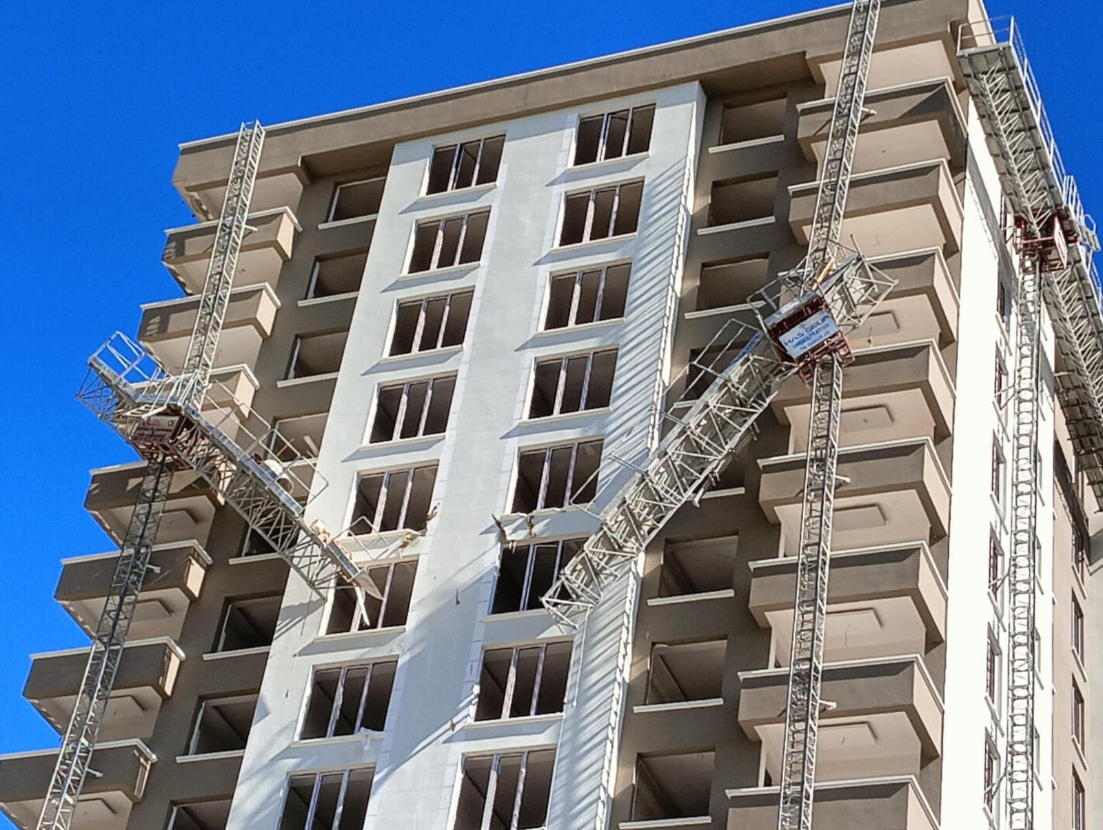 İnşaat Şantiyesinde Felaket Yük Asansörü Parçalandı, Iki Işçi Hayatını Kaybetti (2)