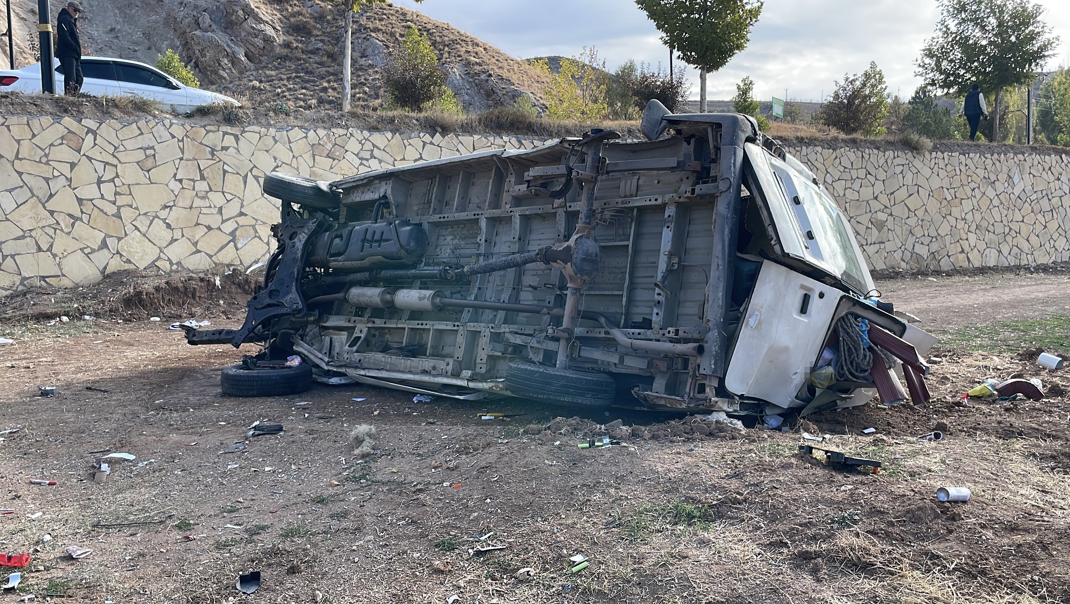 İstinat Duvarına Çarpan Minibüste Feci Kaza 15 Yaşındaki Çocuk Hayatını Kaybetti (3)