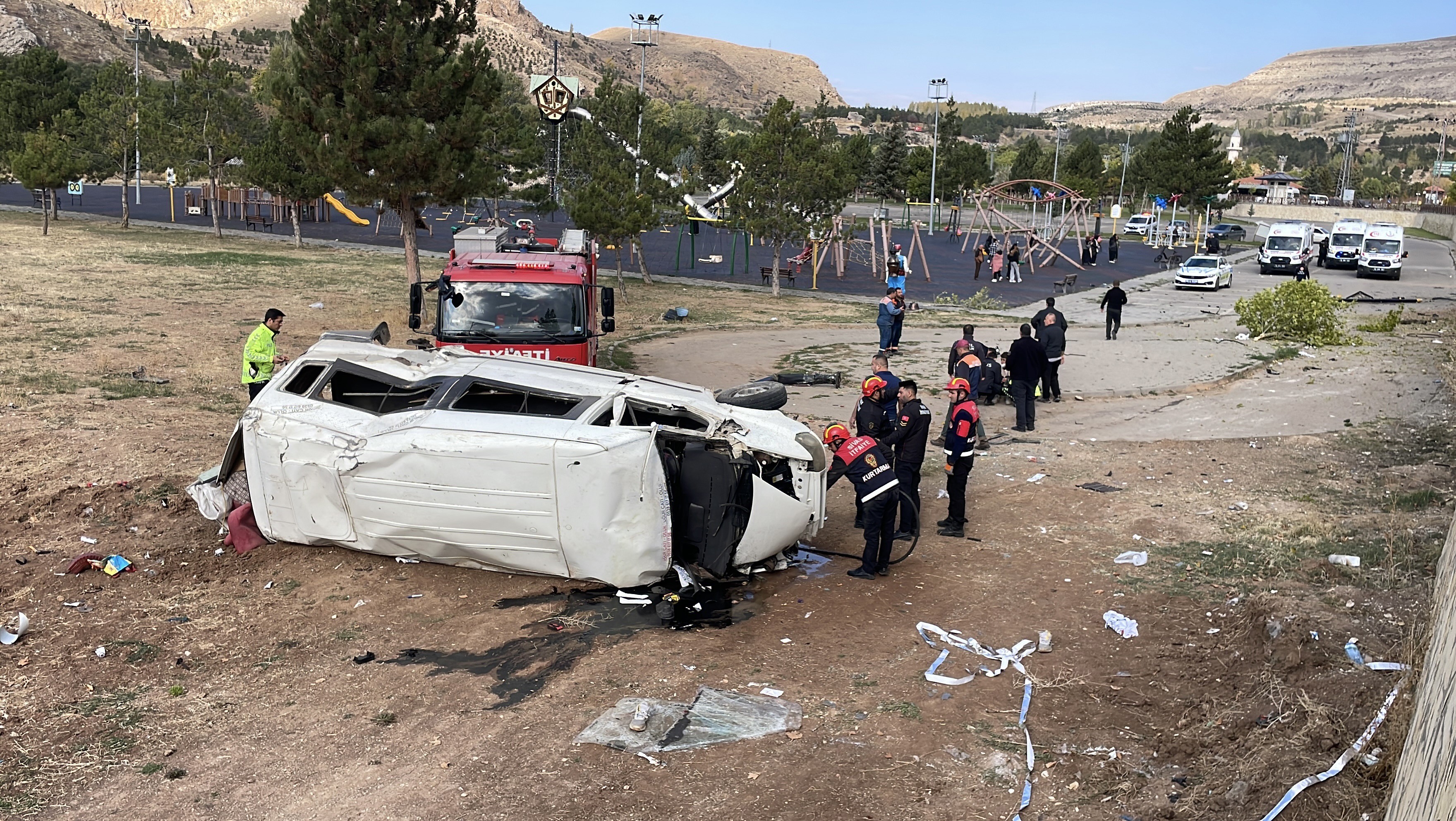 İstinat Duvarına Çarpan Minibüste Feci Kaza 15 Yaşındaki Çocuk Hayatını Kaybetti (5)
