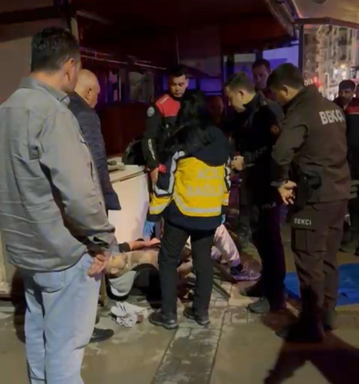 İzmir’de Sokak Ortasında Bıçaklı Saldırı 5 Bıçak Darbesiyle Yere Yığıldı (5)