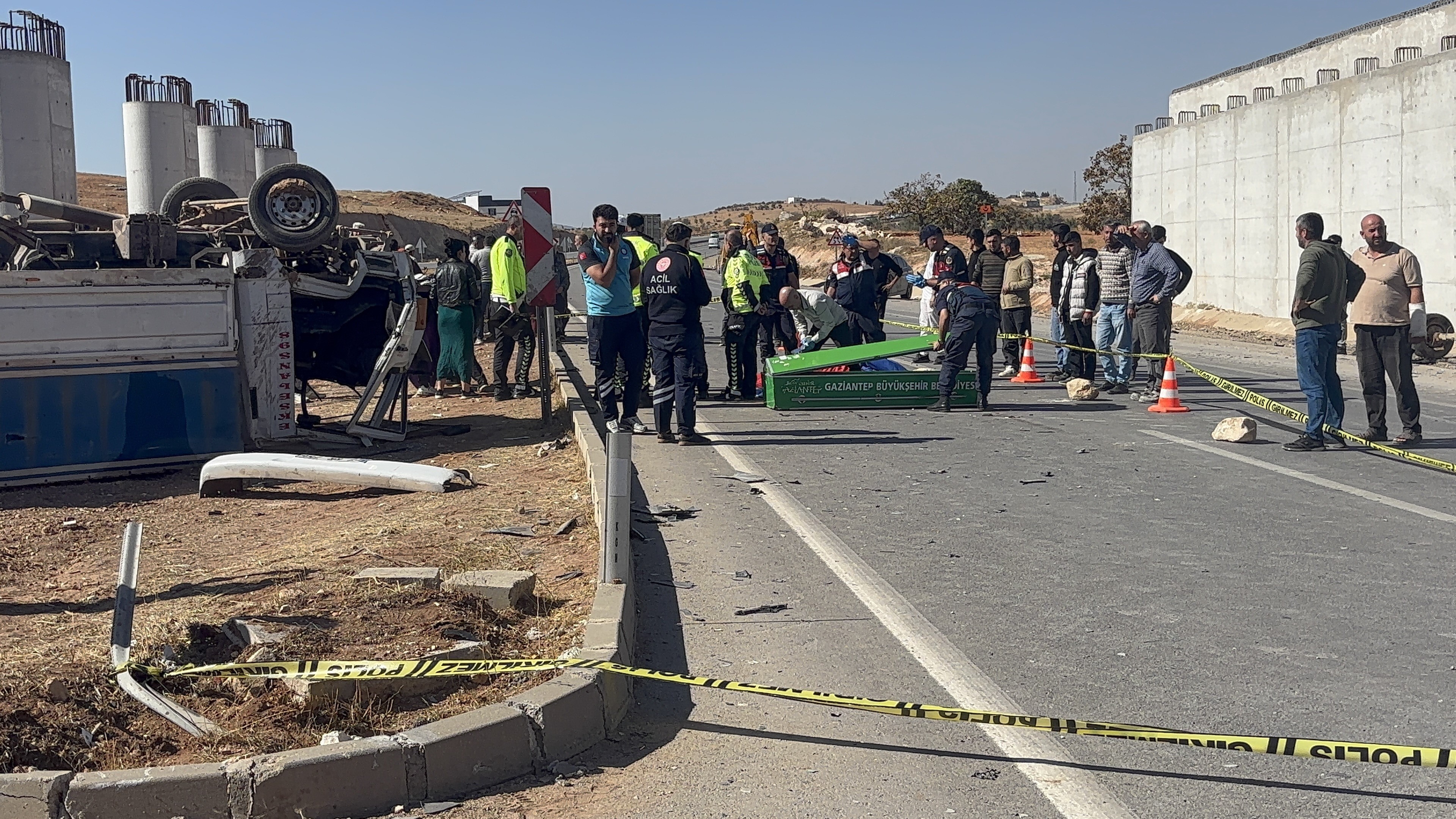 Kamyonet Havalandı, Sürücüsü Araçtan Fırladı! 44 Yaşındaki Adam Feci Şekilde Hayatını Kaybetti (3)