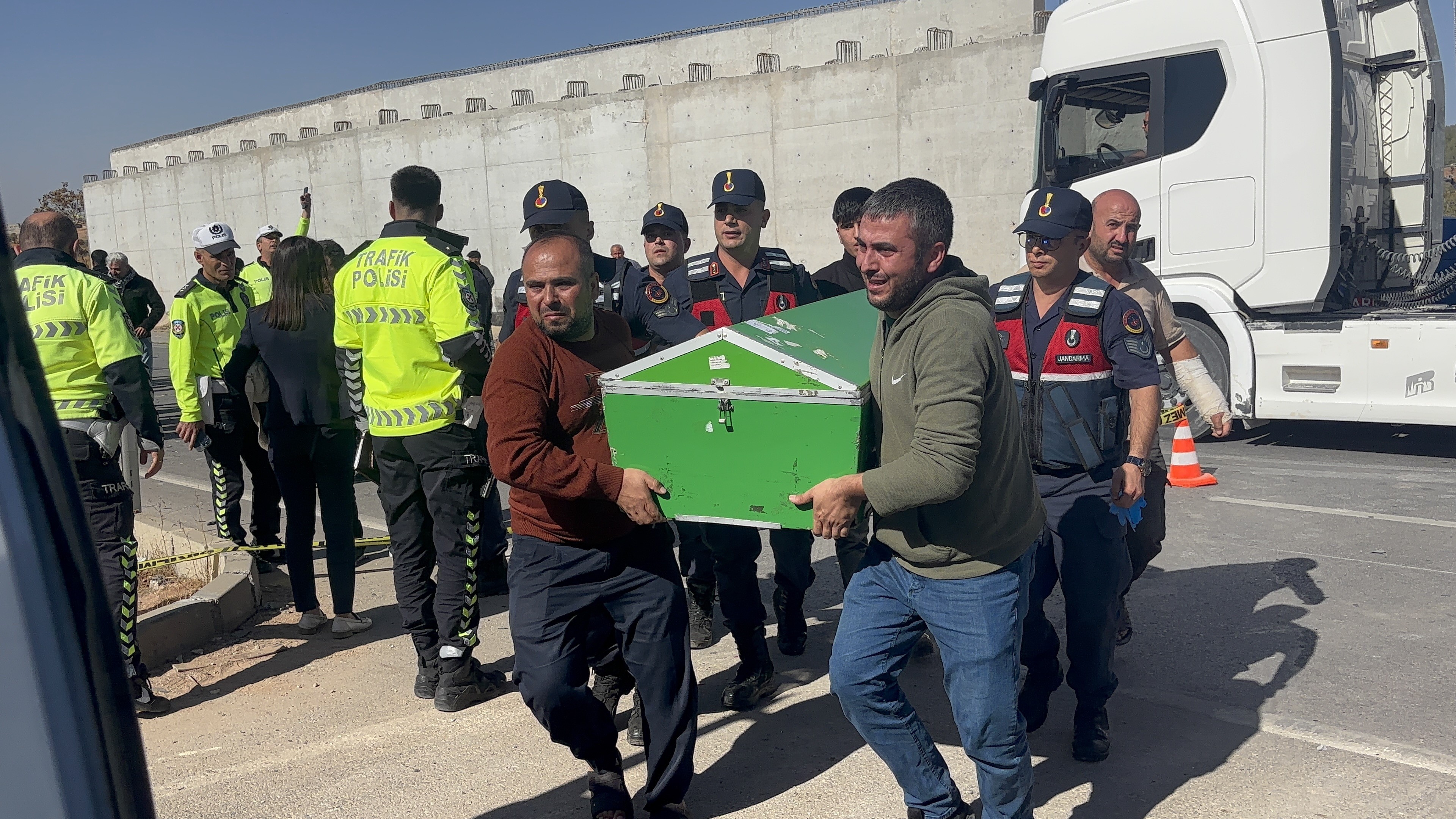 Kamyonet Havalandı, Sürücüsü Araçtan Fırladı! 44 Yaşındaki Adam Feci Şekilde Hayatını Kaybetti (7)