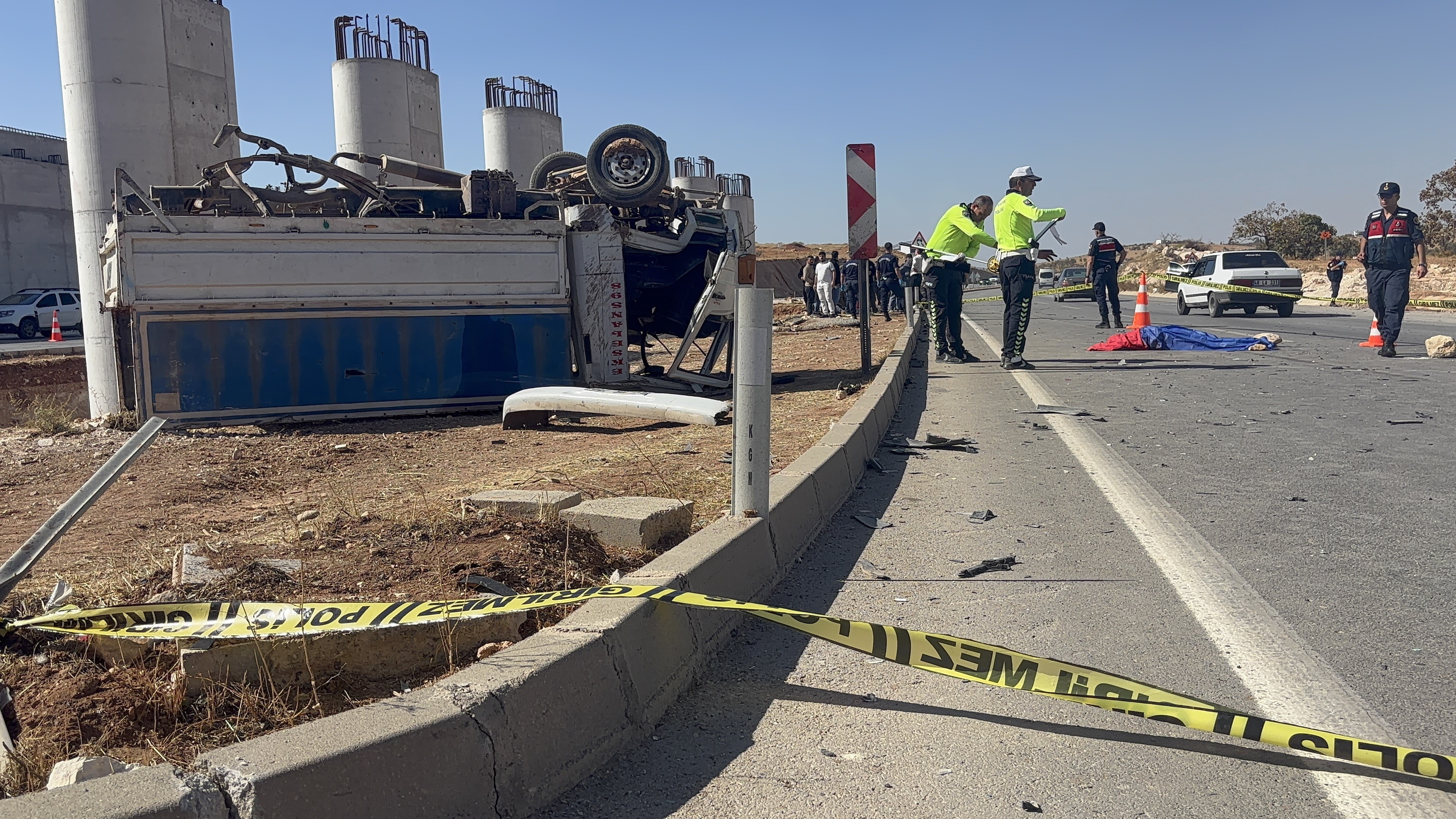 Kamyonet Havalandı, Sürücüsü Araçtan Fırladı! 44 Yaşındaki Adam Feci Şekilde Hayatını Kaybetti (8)