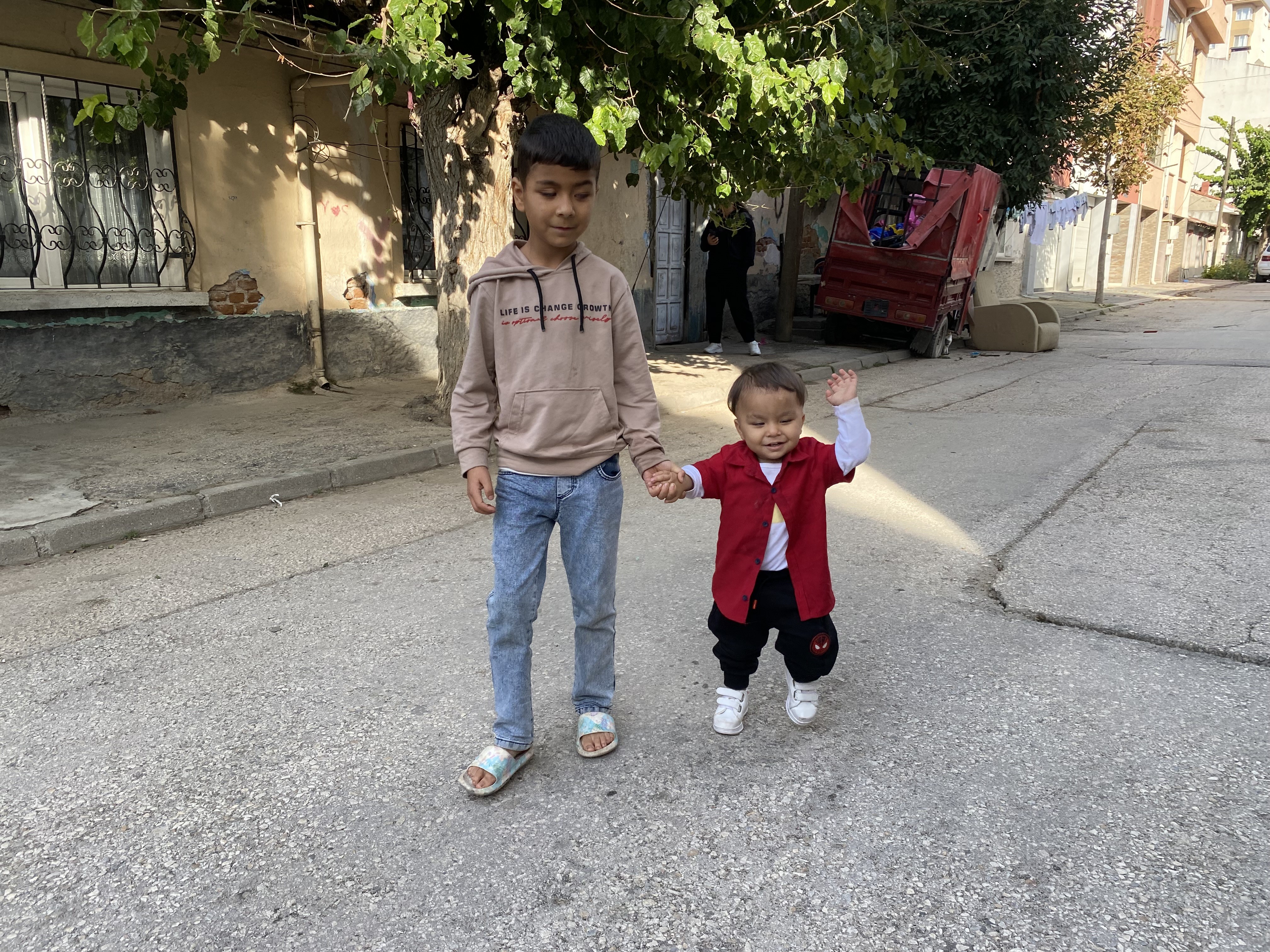 Kardeşlerin Mucizevi Dönüşü Görme Engelini Aşıp Yeni Bir Hayata Başladılar (6)