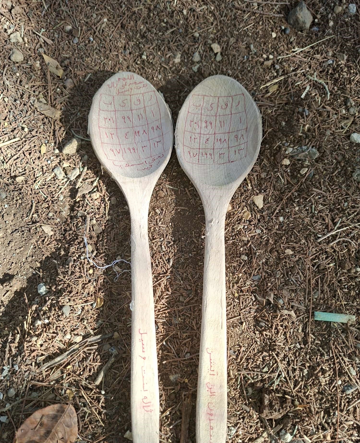 Kaşıklar, Kuzu Kafaları, Kadın Figürleri… Mezarlıklarda Şok Edici Büyüler! (1)-2