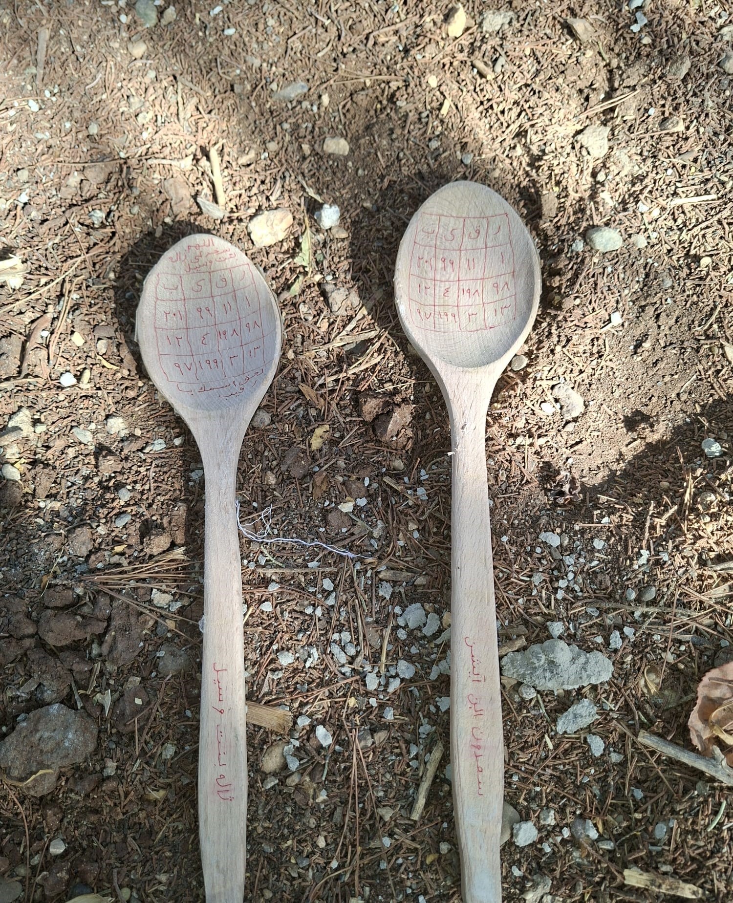 Kaşıklar, Kuzu Kafaları, Kadın Figürleri… Mezarlıklarda Şok Edici Büyüler! (2)