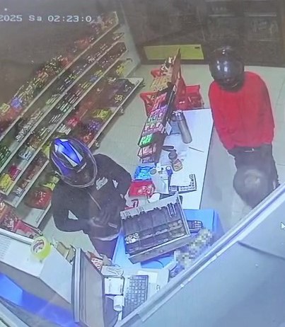 Kaskli Soyguncular Marketi Basti Kasiyere Silah Dogrulttular Kasadaki Paralari Aldilar (2)