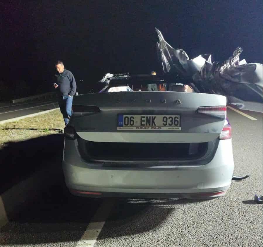 Kavşakta Bekleyen Kamyonete Çarptı Genç Müdür Olay Yerinde Hayatını Kaybetti (2)