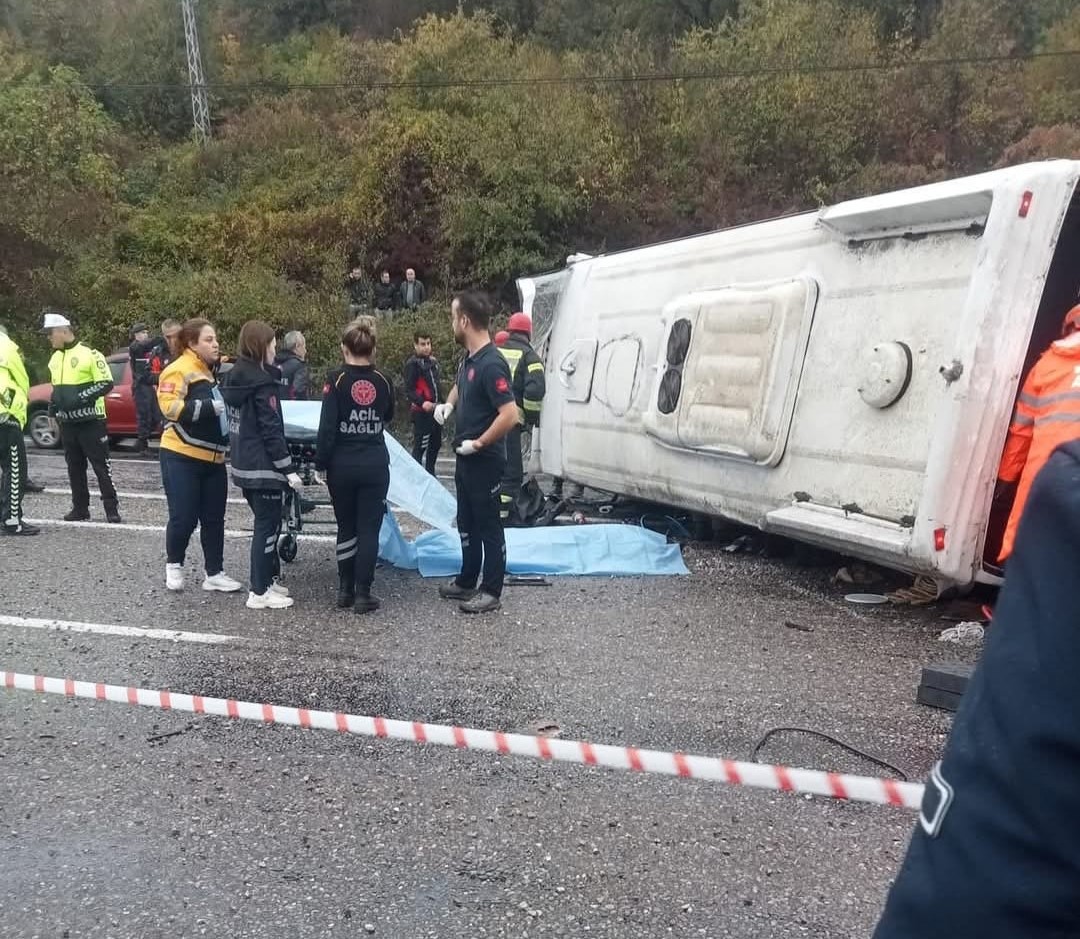 Kaygan Yolda Facia İşçi Servisi Devrildi; 1 Ölü, 19 Yaralı (2)