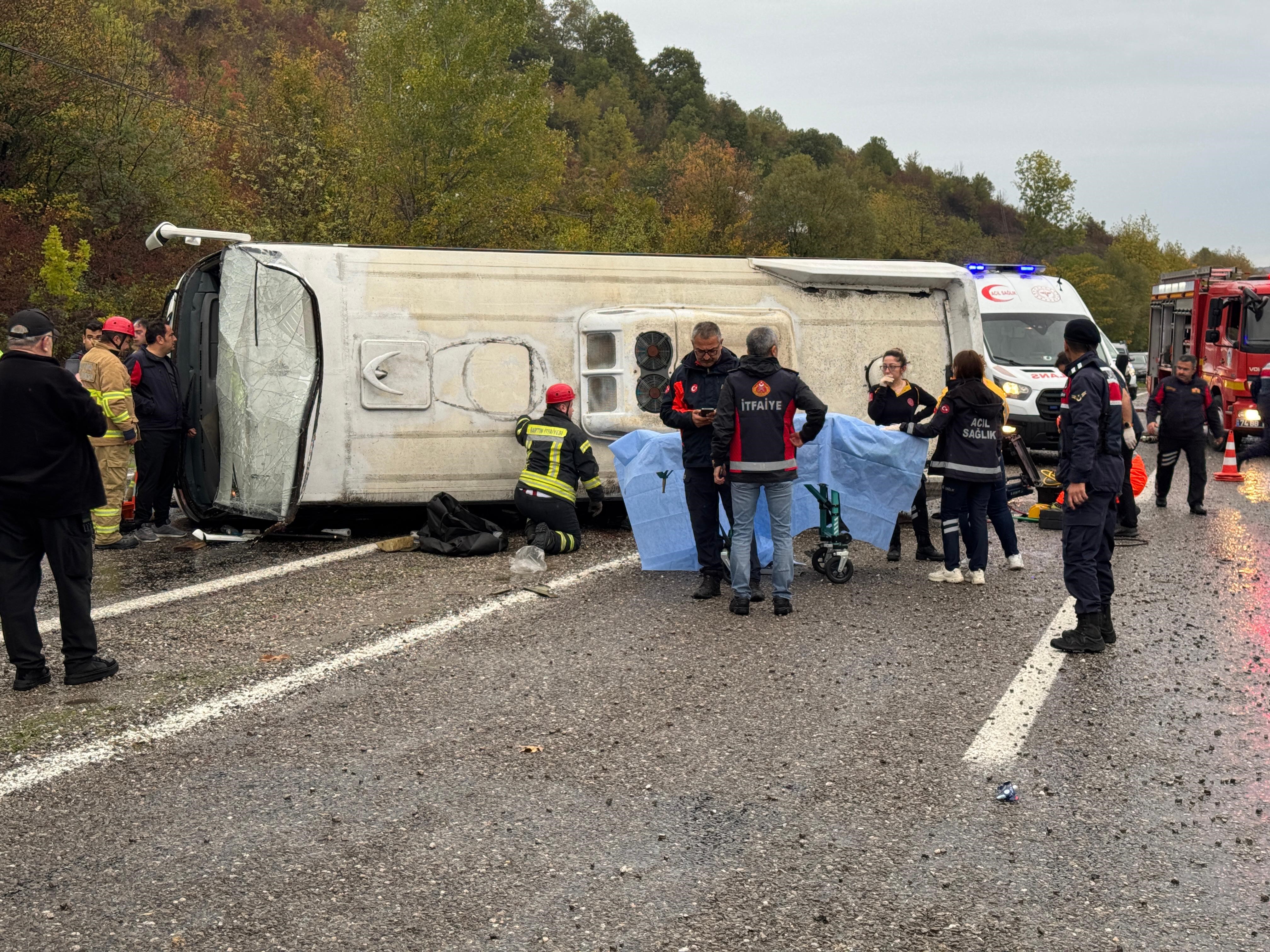 Kaygan Yolda Facia İşçi Servisi Devrildi; 1 Ölü, 19 Yaralı (4)