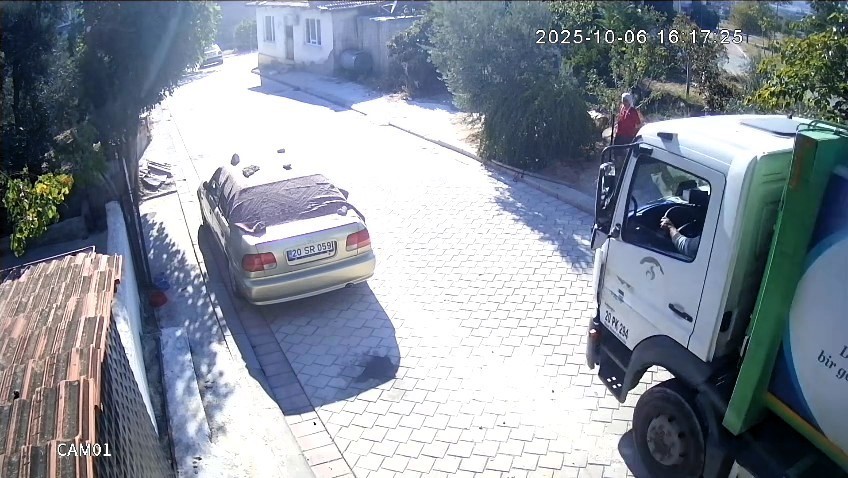 Kendi Evinin Önünde Feci Son Yaşlı Kadın Çöp Kamyonunun Altında Can Verdi (7)