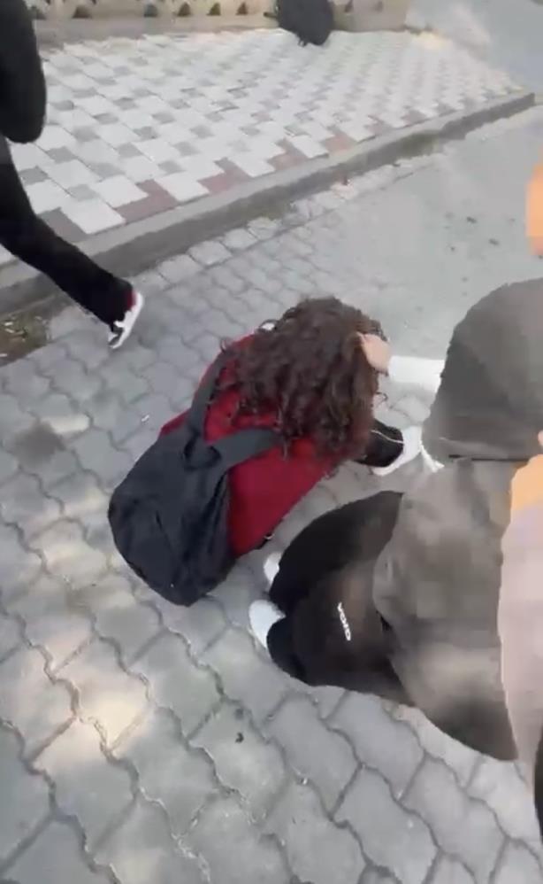 Kiz Ogrenci Sokak Ortasinda Darbedildi Kamera Her Seyi Kaydetti Tepkiler Cig Gibi Buyuyor (2)