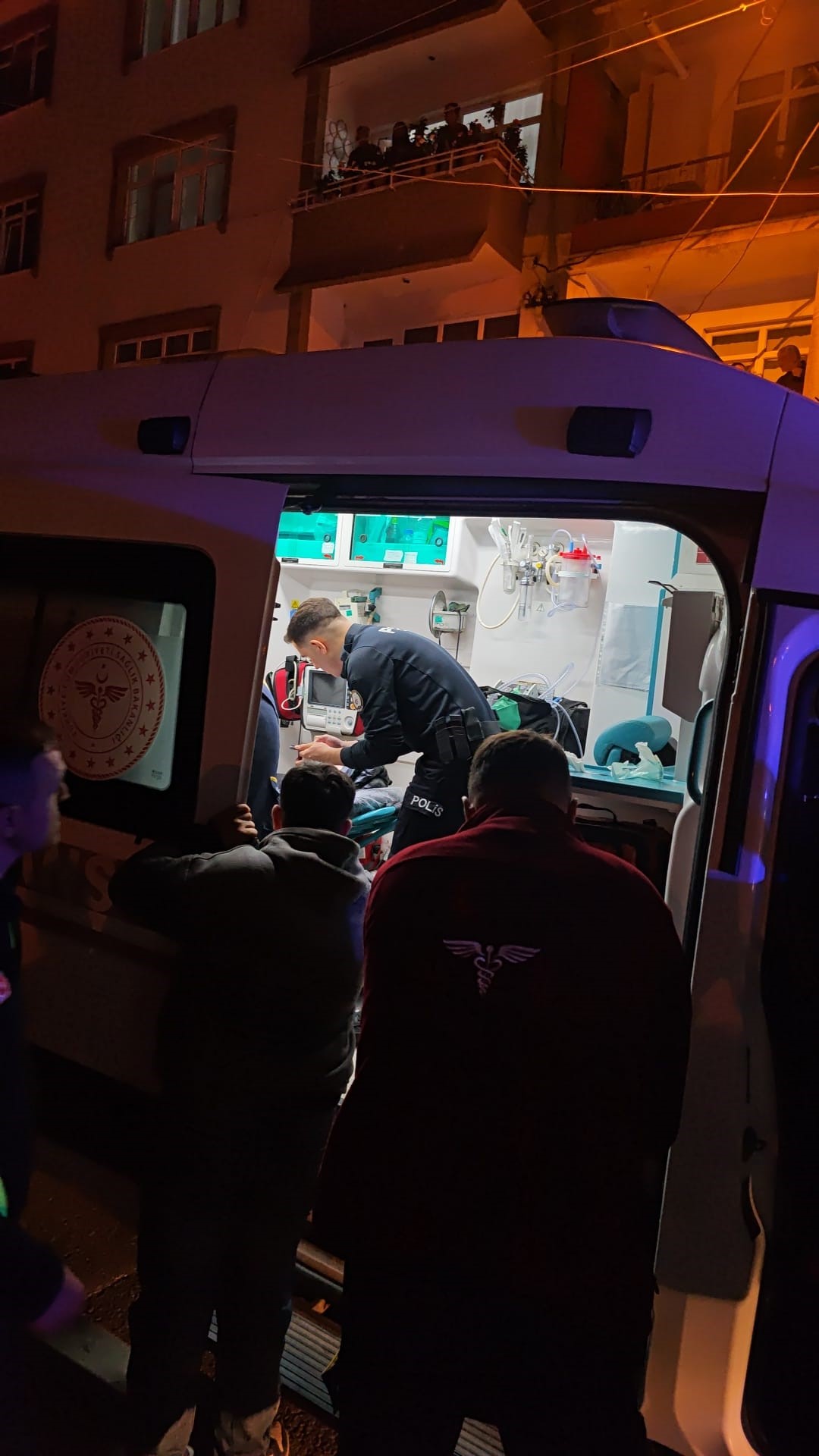 Kız Yüzünden Çıkan Tartışma Bıçaklı Saldırıya Dönüştü 16 Yaşındaki Genç Ölümle Pençeleşiyor (3)