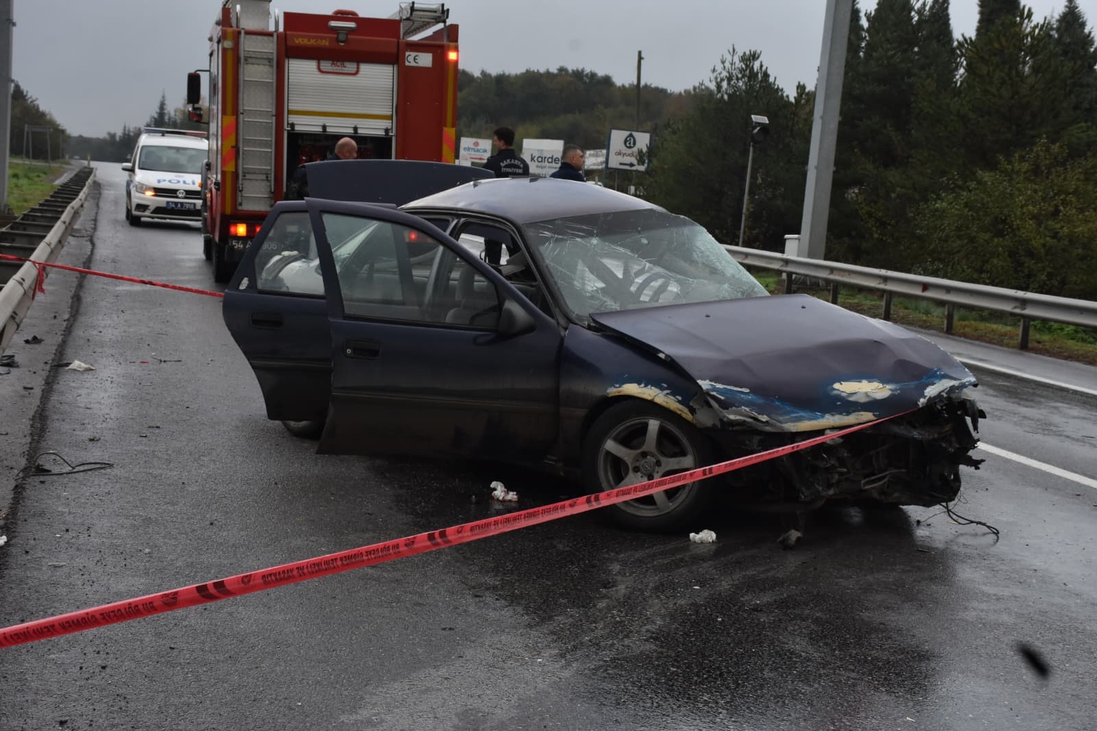 Korkunç Kaza! Bariyere Çarpan Otomobilde 1 Ölü, 2 Yaralı (3)