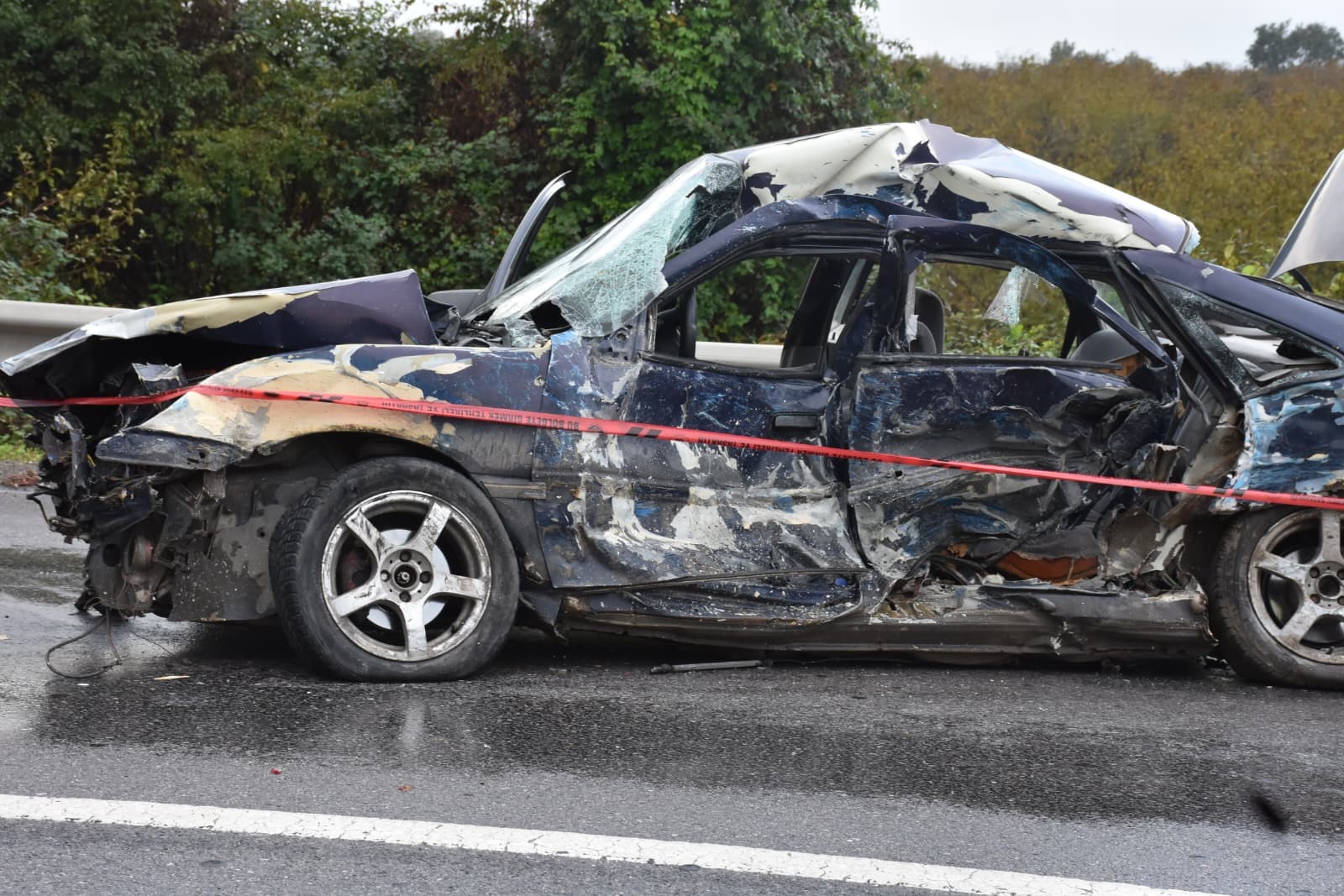 Korkunç Kaza! Bariyere Çarpan Otomobilde 1 Ölü, 2 Yaralı (5)