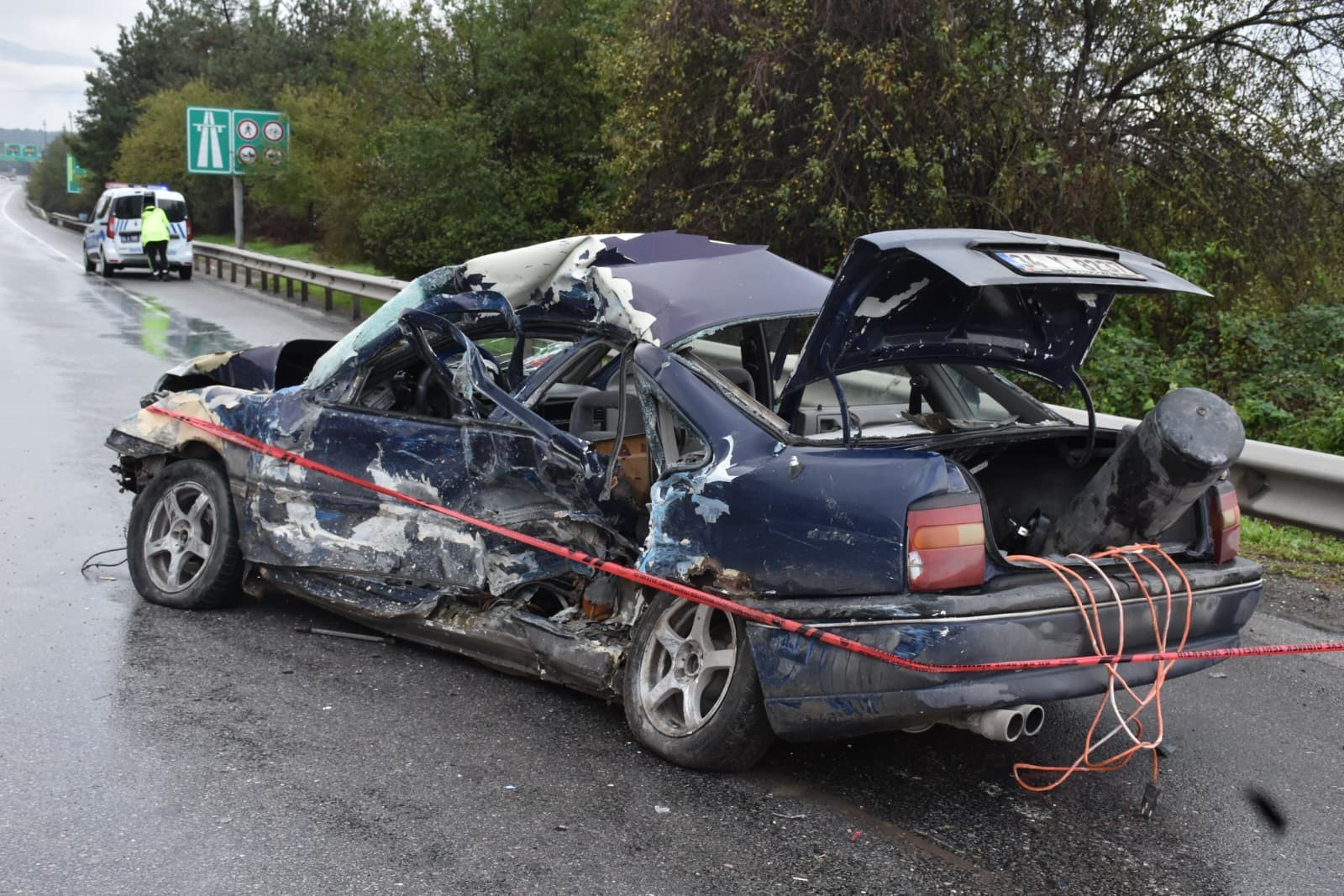 Korkunç Kaza! Bariyere Çarpan Otomobilde 1 Ölü, 2 Yaralı (8)