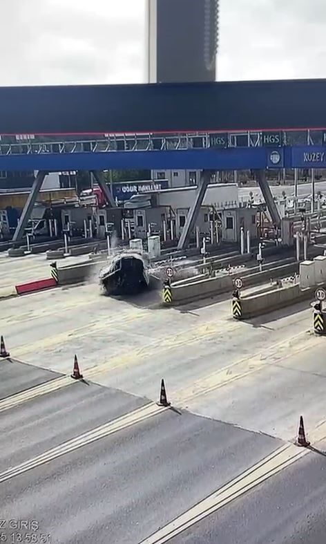 Korkunç Kaza! Gişelere Çarpan Otomobil Parçalandı, Sürücü Kurtarılamadı (2)