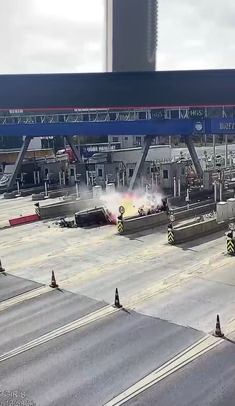 Korkunç Kaza! Gişelere Çarpan Otomobil Parçalandı, Sürücü Kurtarılamadı (3)