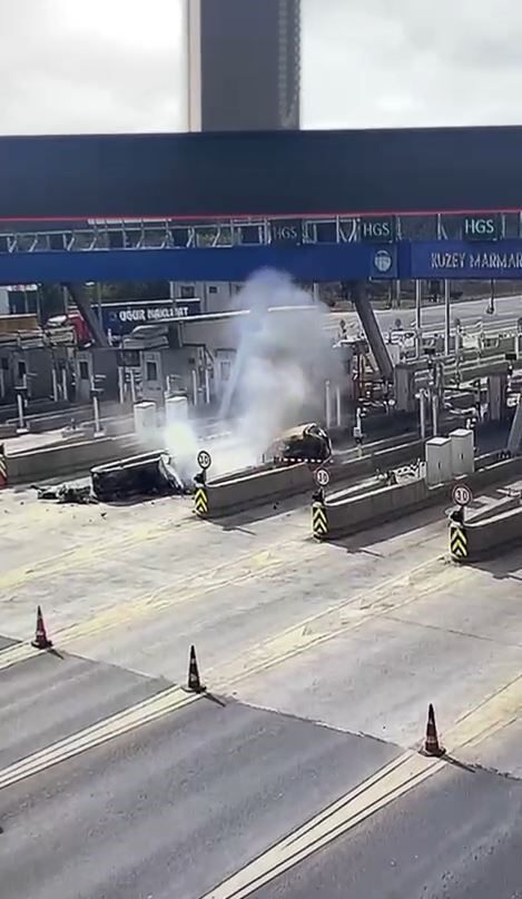 Korkunç Kaza! Gişelere Çarpan Otomobil Parçalandı, Sürücü Kurtarılamadı (4)