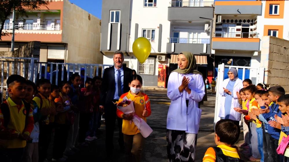 Losemiyi Yenen Kucuk Asmin Cicekler Ve Alkislarla Okuluna Dondu (1)-1