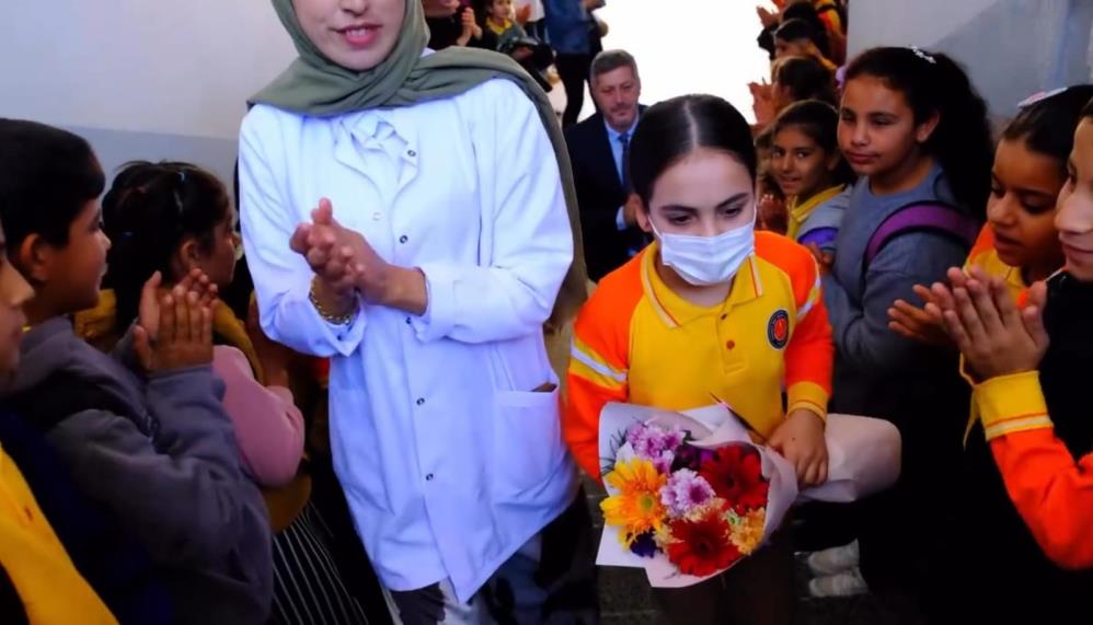 Losemiyi Yenen Kucuk Asmin Cicekler Ve Alkislarla Okuluna Dondu (4)