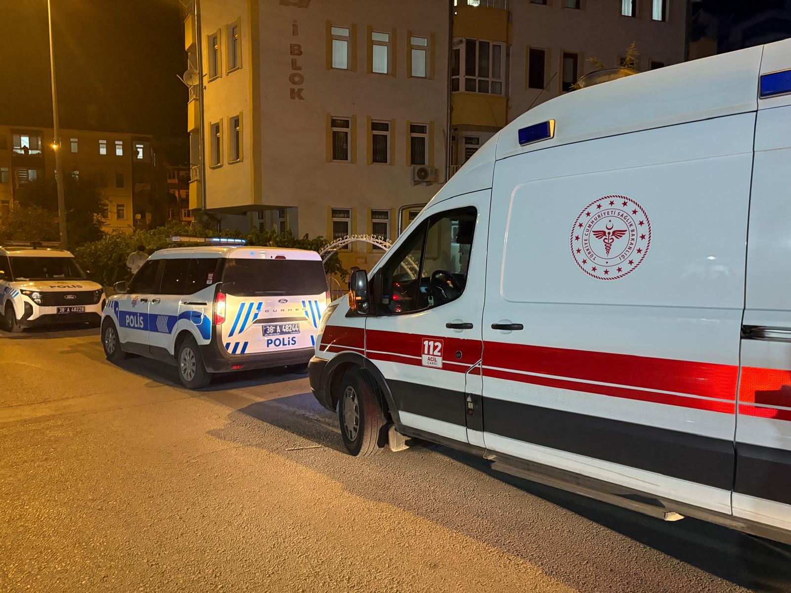 Mahallede Nefesler Tutuldu Döner Bıçağıyla Kendini Kesmeye Kalktı (3)