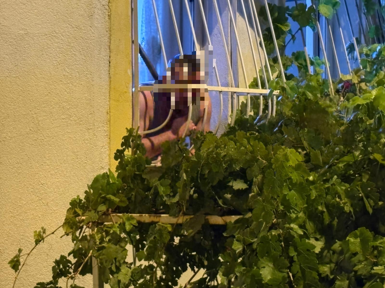 Mahallede Nefesler Tutuldu Döner Bıçağıyla Kendini Kesmeye Kalktı (4)