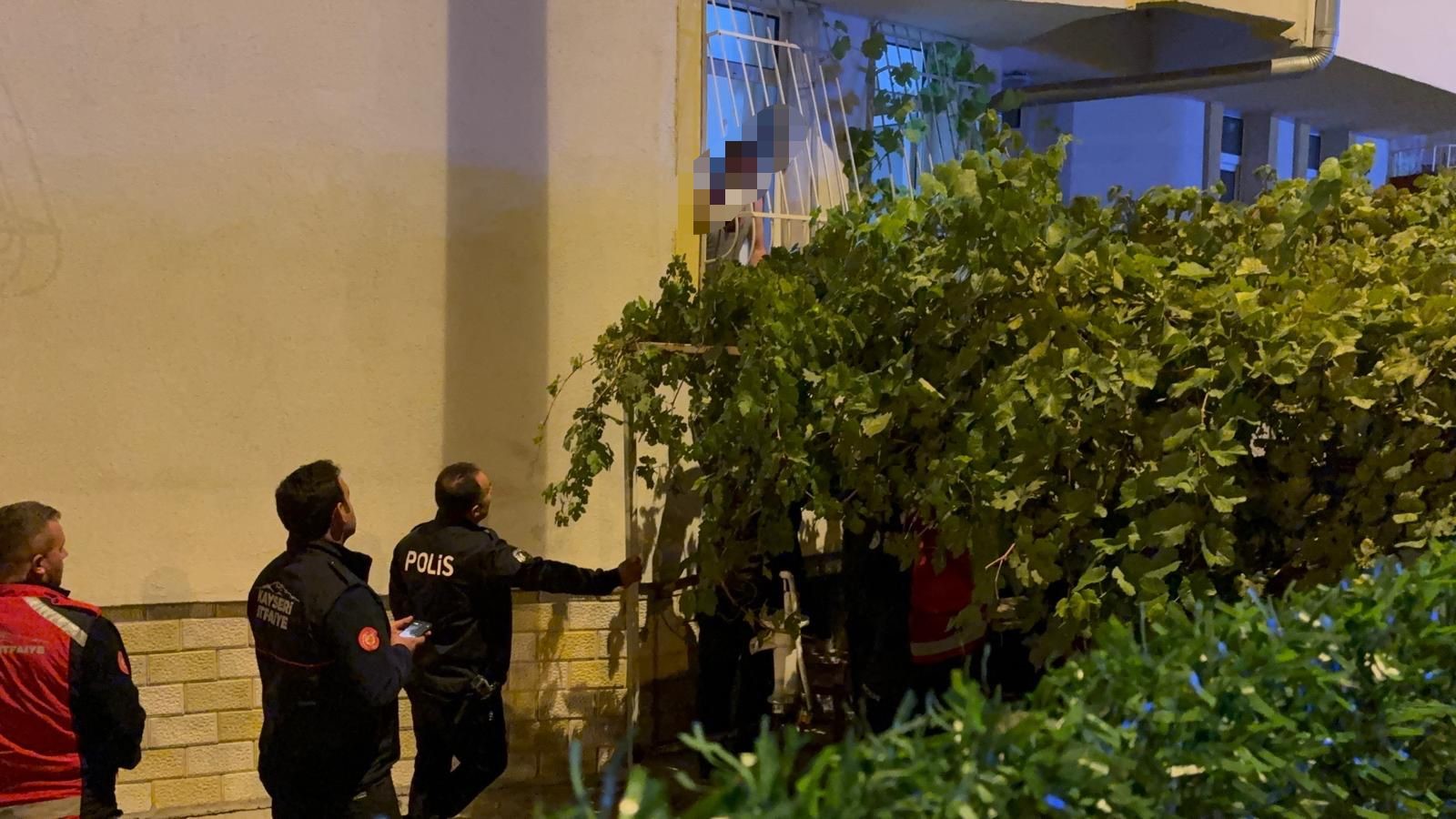 Mahallede Nefesler Tutuldu Döner Bıçağıyla Kendini Kesmeye Kalktı (5)