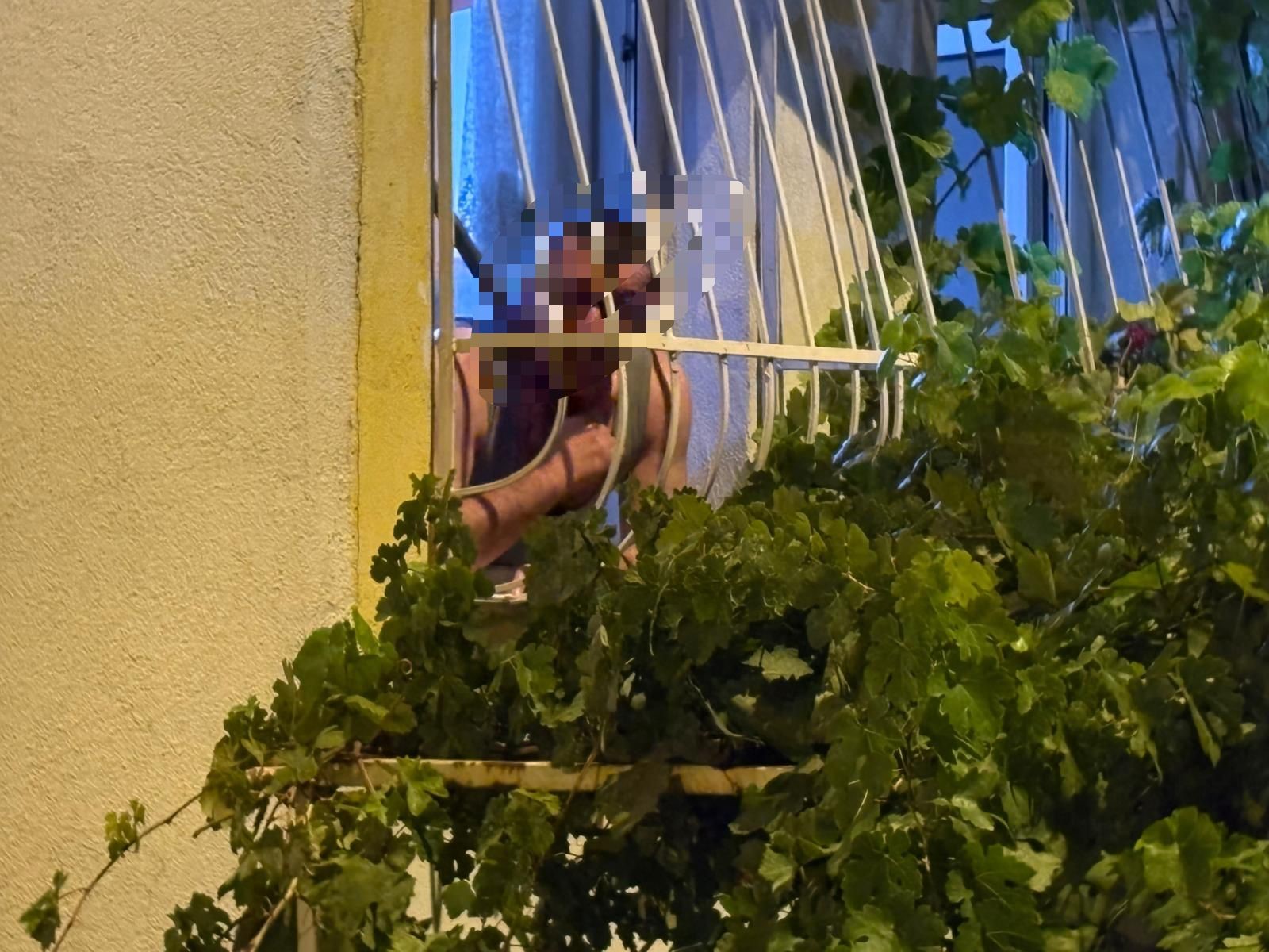 Mahallede Nefesler Tutuldu Döner Bıçağıyla Kendini Kesmeye Kalktı (8)