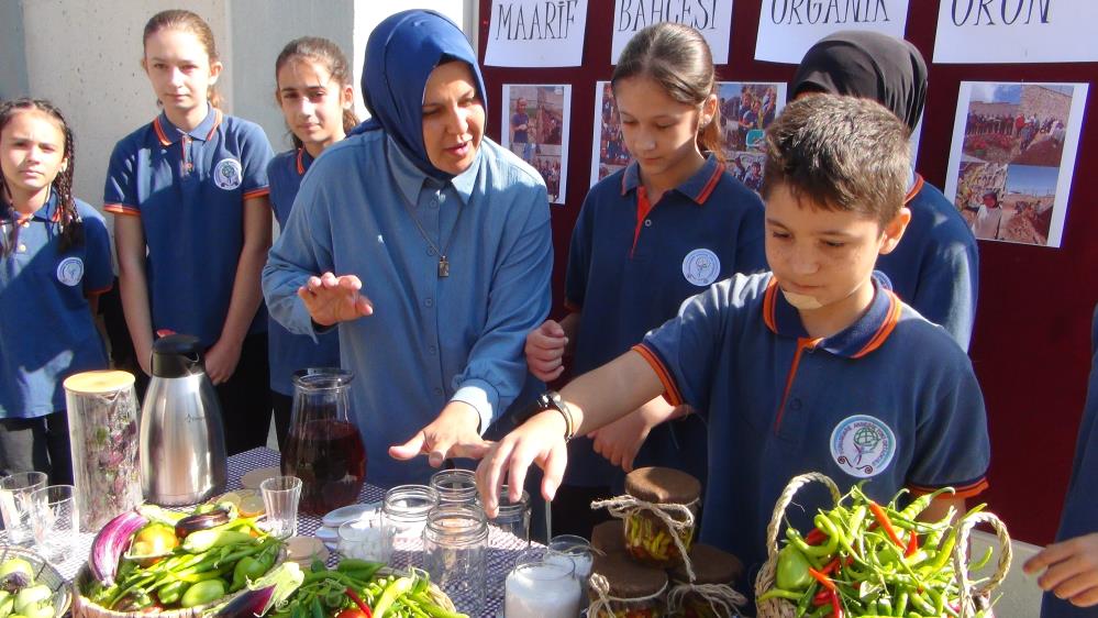 Manisa Akgedik Toki Ortaokulu Ogrencileri Ureterek Ogreniyor (3)