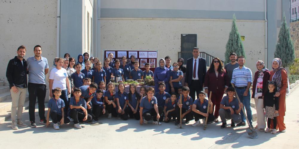 Manisa Akgedik Toki Ortaokulu Ogrencileri Ureterek Ogreniyor (6)