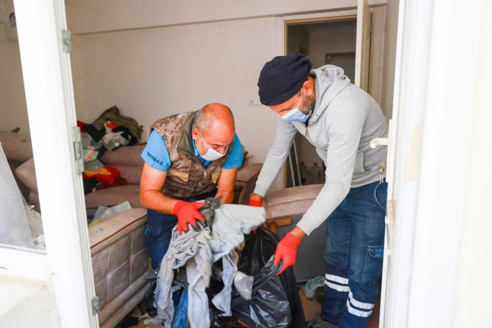 Manisada Bir Evden 2 Kamyon Cop Cikarildi (3)