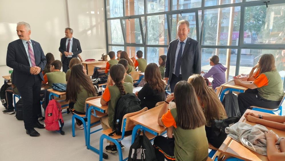 Manisada Hayirseverden Egitime Buyuk Katki Munire Bayer Ortaokulunda Ilk Ders Zili Cal (4)