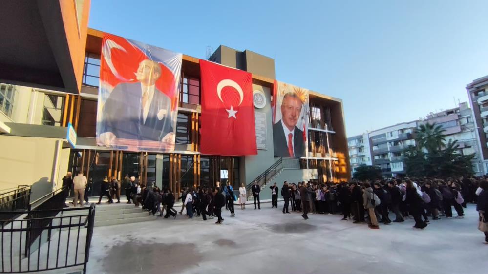 Manisada Hayirseverden Egitime Buyuk Katki Munire Bayer Ortaokulunda Ilk Ders Zili Cal (7)