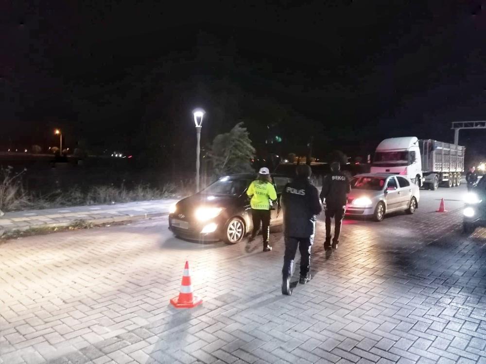 Manisada Huzur Uygulamasi 7 Aranan Sahis Yakalandi 167 Araca Ceza (1)