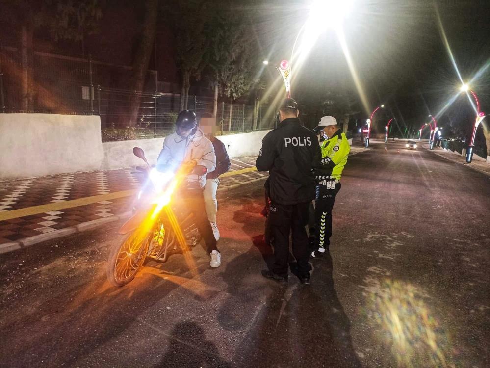 Manisada Huzur Uygulamasi 7 Aranan Sahis Yakalandi 167 Araca Ceza (2)