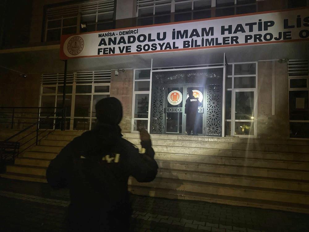 Manisada Huzur Uygulamasi 7 Aranan Sahis Yakalandi 167 Araca Ceza (3)