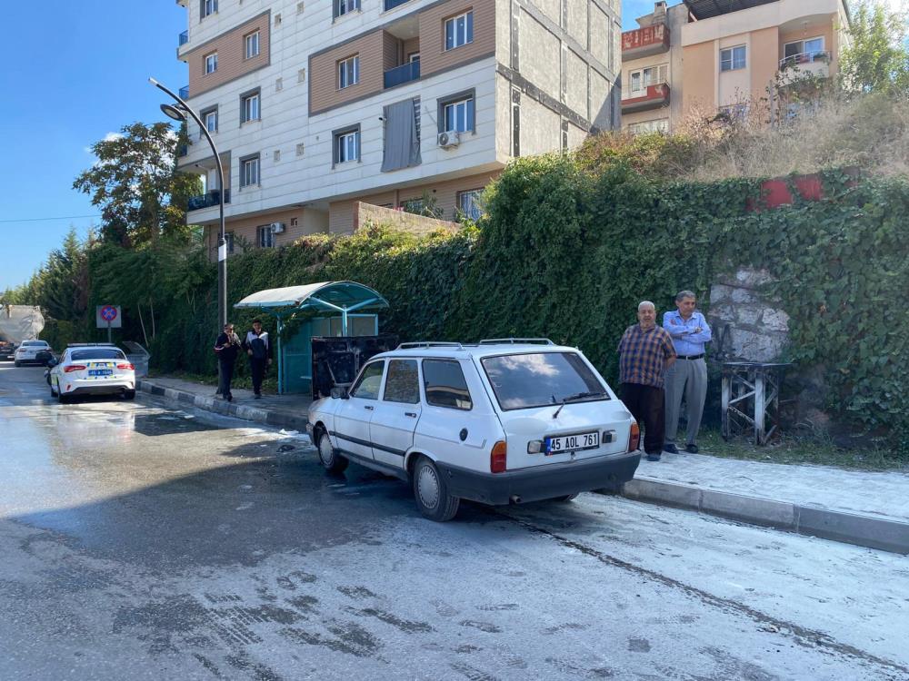 Manisada Seyir Halindeki Otomobil Bir Anda Alev Aldi (3)