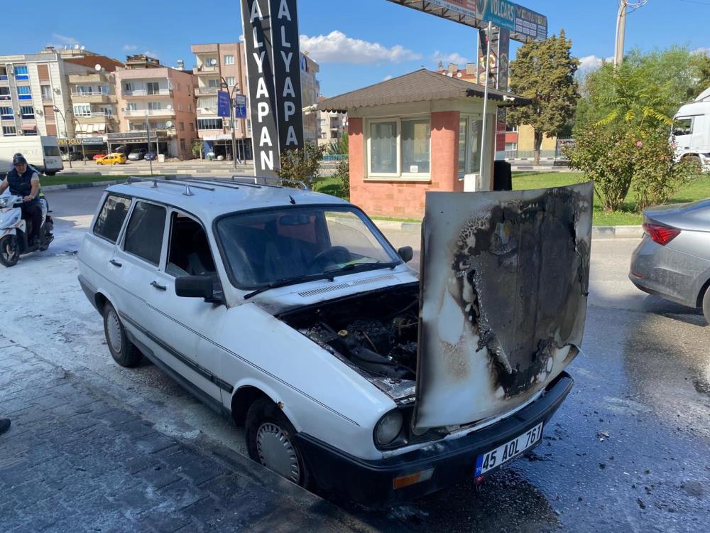 Manisada Seyir Halindeki Otomobil Bir Anda Alev Aldi (4)